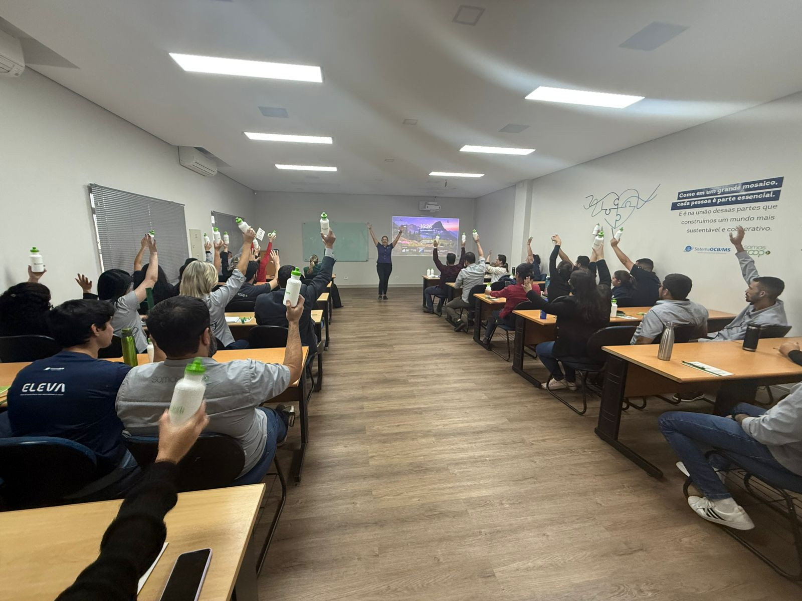 Colaboradores da Casa do Cooperativismo participam de palestra sobre educação ambiental e descarte correto de resíduos