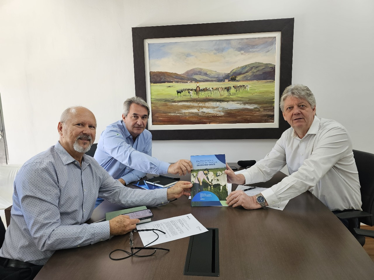 Presidente do Sistema OCB/MS entrega propostas ao Governo para fortalecer o cooperativismo no estado