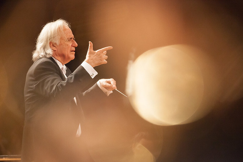 Natal da Cooperação reúne solidariedade, música e emoção em grande noite com o maestro João Carlos Martins