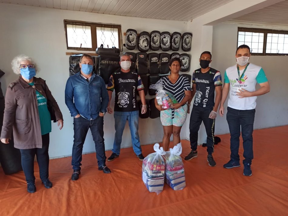 Cooperativas de Campo Grande doam 350 cestas básicas