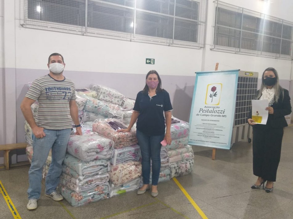 Conacentro doa 75 edredons à Pestalozzi em acão do Dia de Cooperar