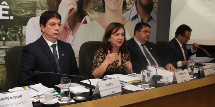 Qualidade, competitividade e exportacão são metas para melhoria da producão de leite no país