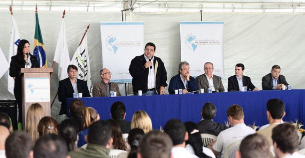 Cooperativismo é estratégia para o desenvolvimento do setor leiteiro