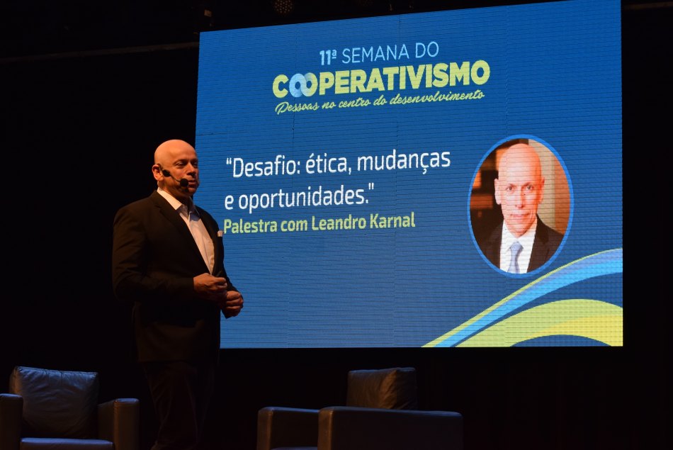 Palestra com Leandro Karnal traz reflexão sobre ética