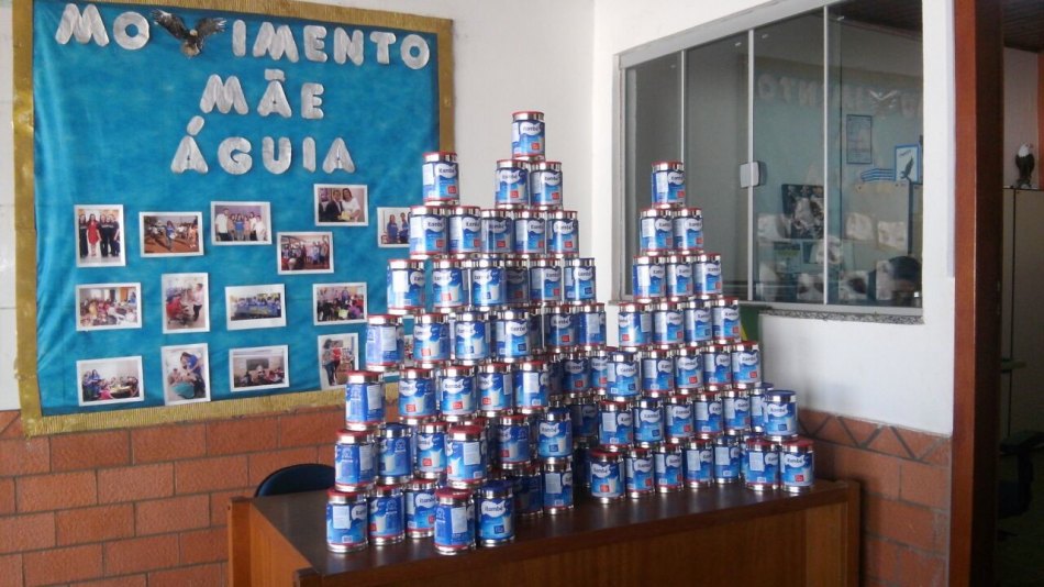 Sistema Cooperativista doa mais de 700 latas de leite