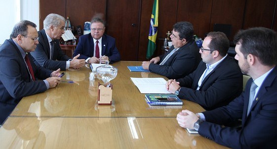Após reunião com OCB, ministro se compromete a rever importacão do leite