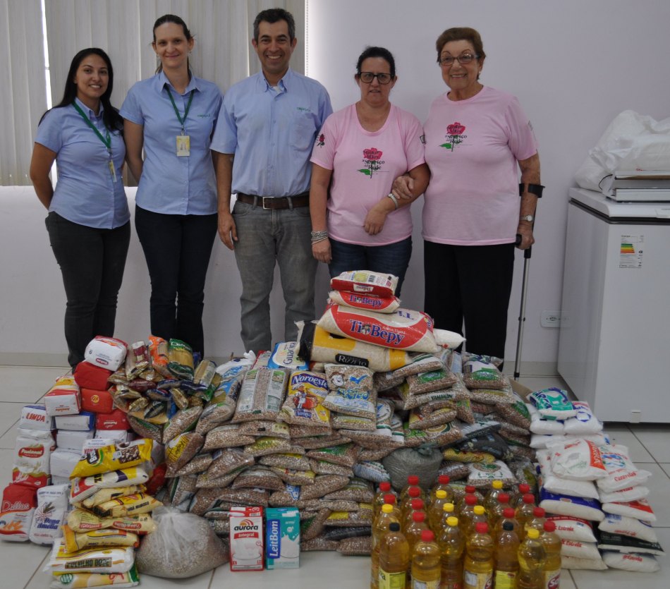 Copasul doa alimentos arrecadados no Simpósio para Rede Feminina