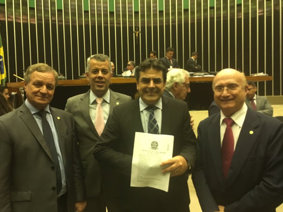 Câmara acaba de aprovar PLP 100