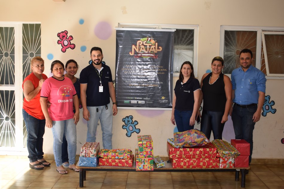 Criancas recebem brinquedos do Natal da Cooperacão