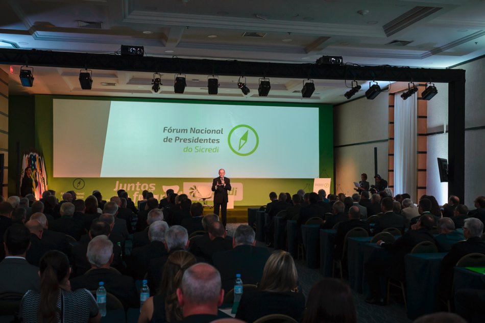 Sicredi realiza Fórum Nacional de Presidentes e homenageia personalidade mundial do cooperativismo de crédito