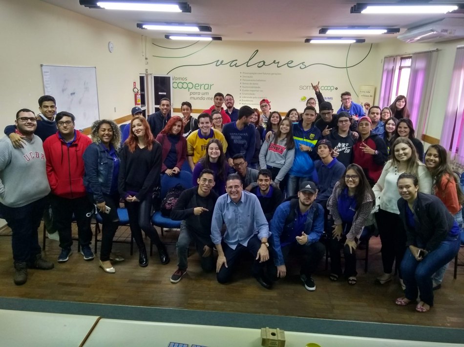 Jovens e criancas participam de palestras motivacionais