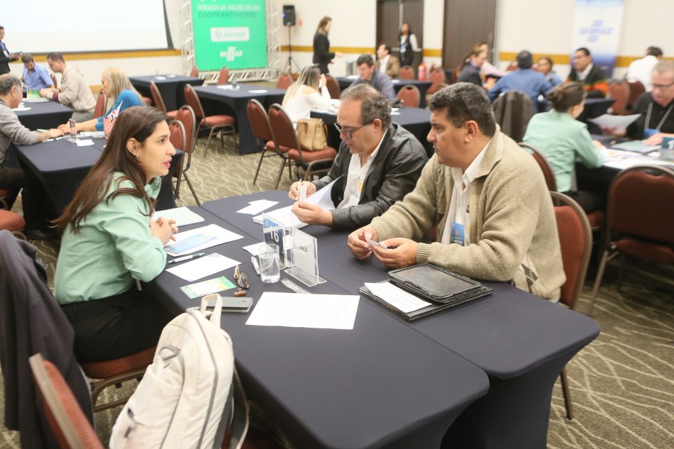 Sicredi e Sebrae realizam rodada de negócios na Capital
