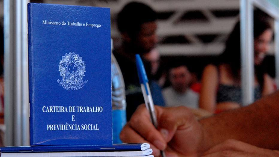 Taxa de desemprego recua para 12,3% no trimestre encerrado em julho