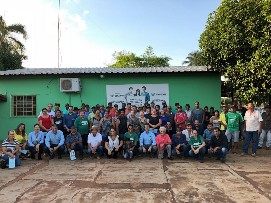 Governo apoia acordo entre cooperativas que amplia mercado de leite da agricultura familiar