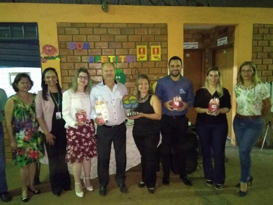 Escola Fauze Scaff Gattas Filho recebe troféu do prêmio SomosCoop