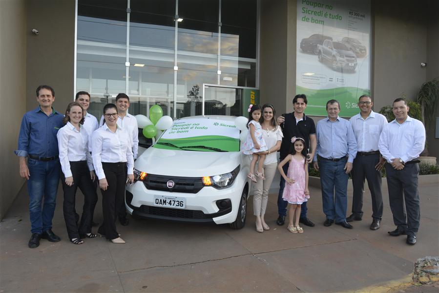 Promocão da Sicredi Centro-Sul MS entrega carro 0km para associado de Itaquiraí