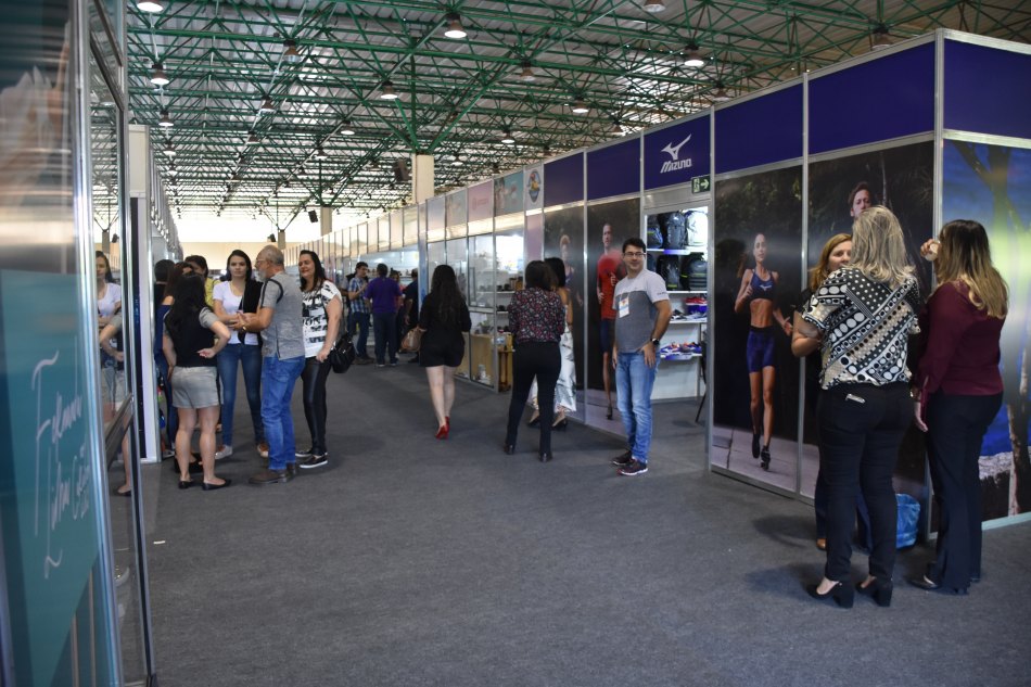 Sicredi apresenta oportunidades para empresários durante Feira de Calcados, Couros e Acessórios