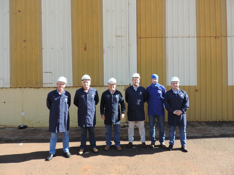 Equipe técnica visita Cooasgo para implantacão de fábrica de racão