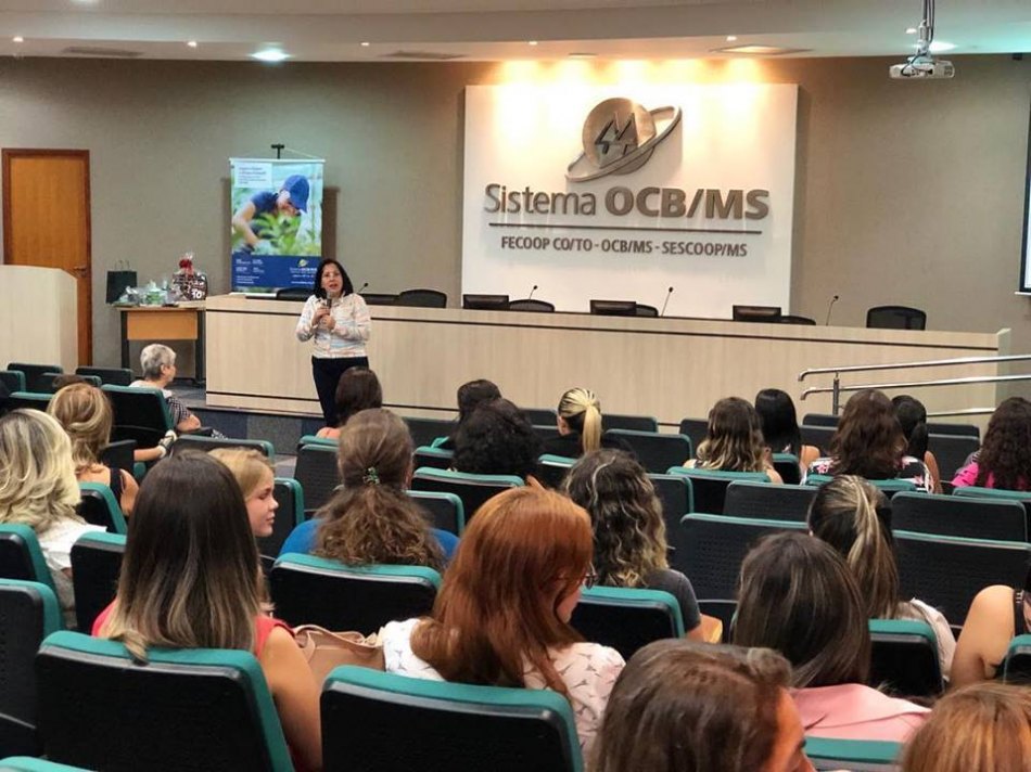 Mulheres cooperativistas se reúnem em palestra