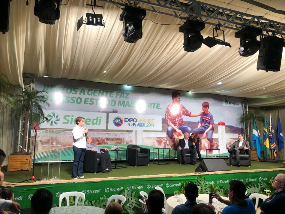 Economista do Sicredi apresenta cenário econômico do Brasil durante palestra na Expogrande