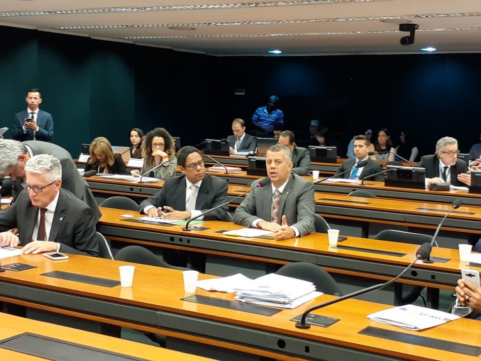 Comissão aprova PL que autoriza servicos de telecomunicacão