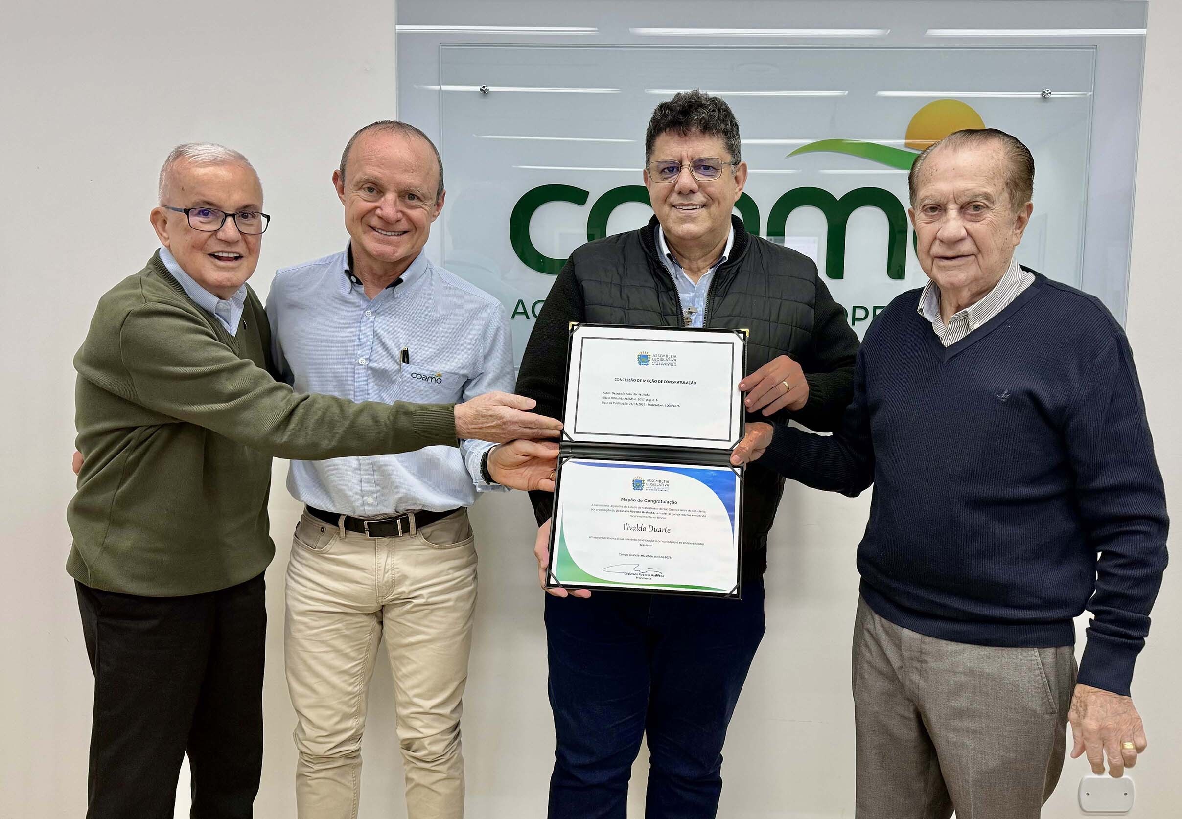 Assessor de Comunicação da Coamo recebe moções das Assembleias Legislativas do PR e MS 