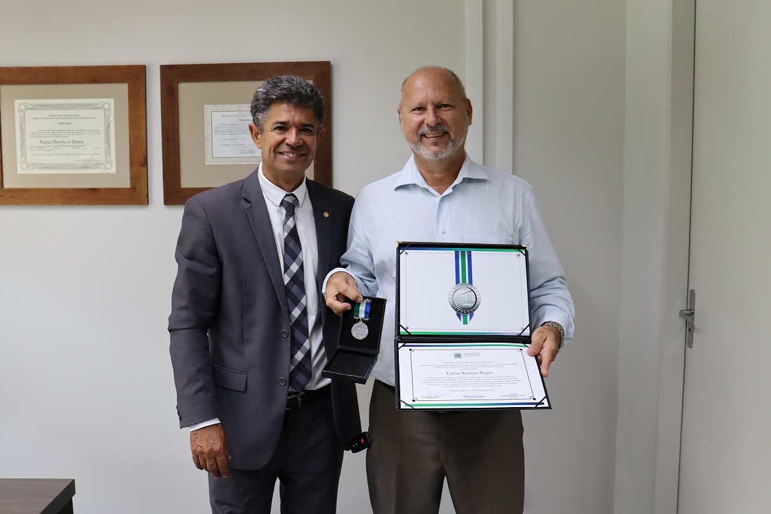 Presidente do Sistema OCB/MS, Celso Régis, é homenageado com Comenda do Mérito