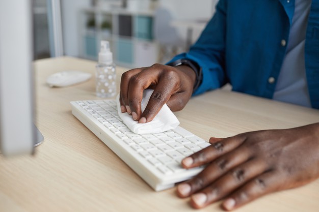 Cuidados em locais de trabalho devem continuar mesmo com vacinação contra Covid-19