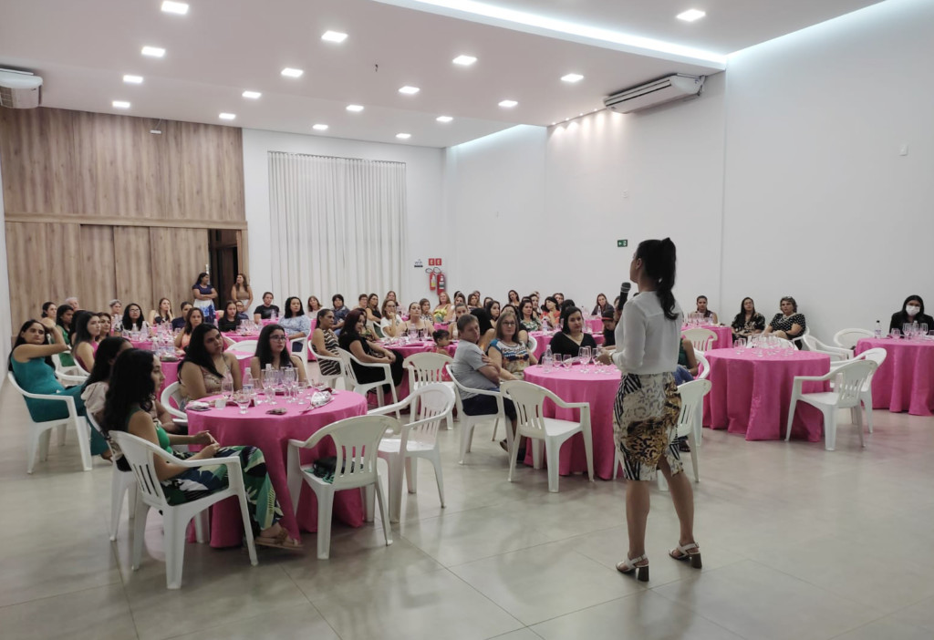 Palestra, sorteio de brindes e coquetel movimentaram a noite dedicada às mulheres da COOASGO
