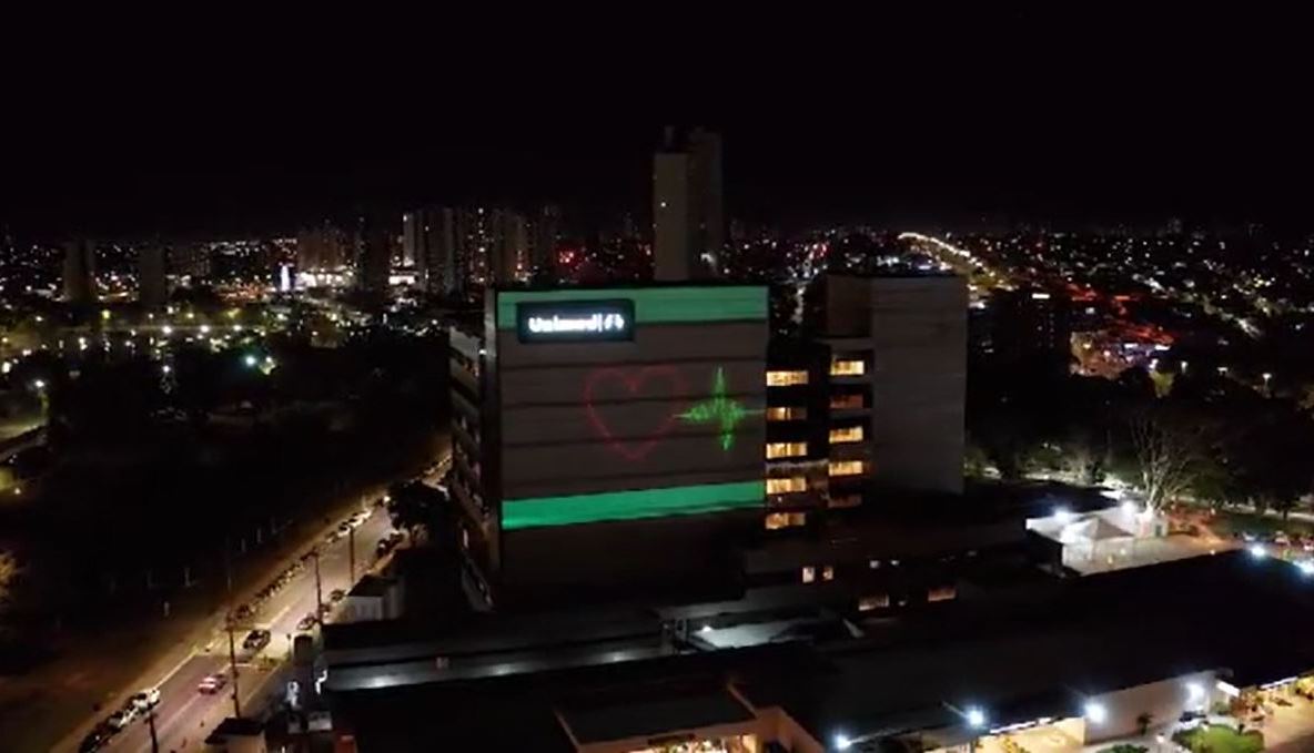 Imagens projetadas na fachada do Hospital Unimed CG lançaram campanha de 48 anos da cooperativa médica  