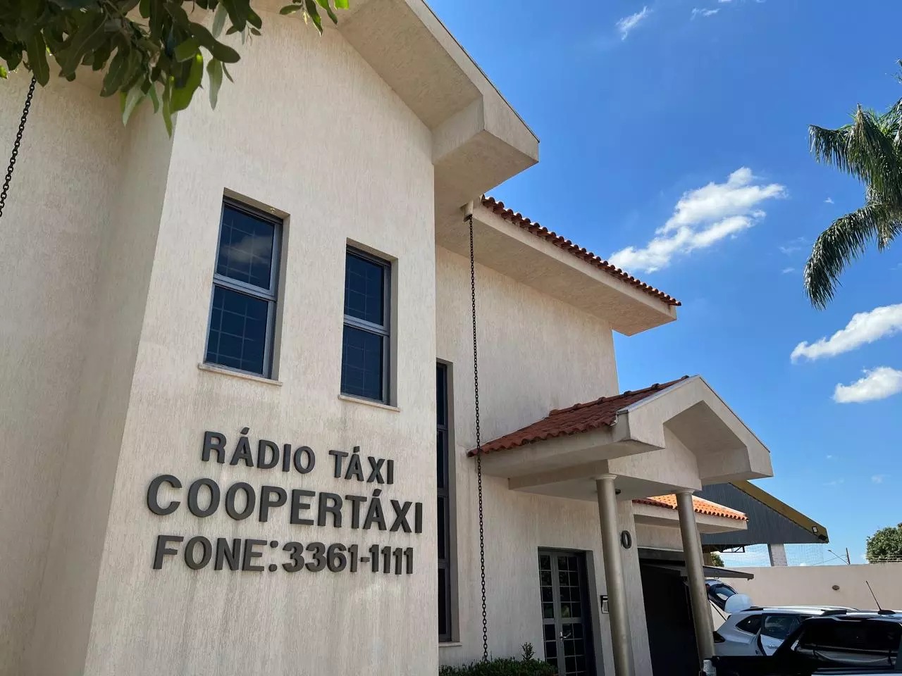 Para sobreviver à concorrência, taxistas apostam em carros elétricos e aplicativo próprio em Campo Grande