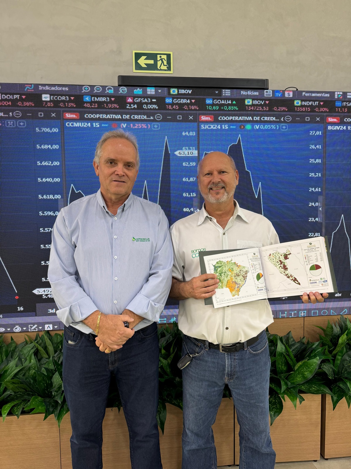 Aprosoja/MS entrega estudo técnico Uso e Ocupação do Solo ao presidente do Sistema OCB/MS e a representantes do setor produtivo